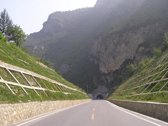 川汶路成果照--海子山隧道入口