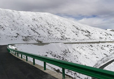 色锣路奶龙山波形护栏