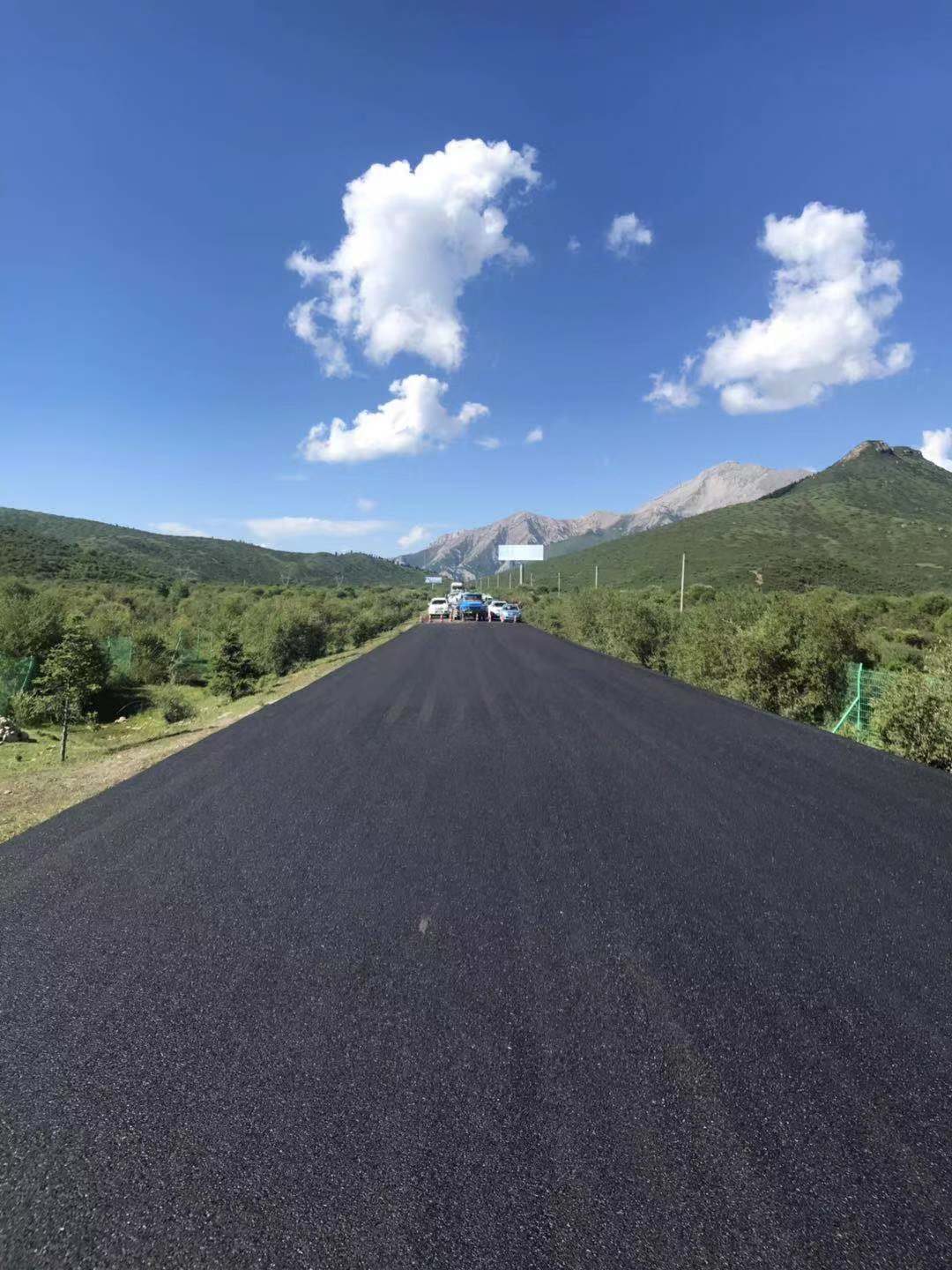 川九路摊铺完成后的沥青路面