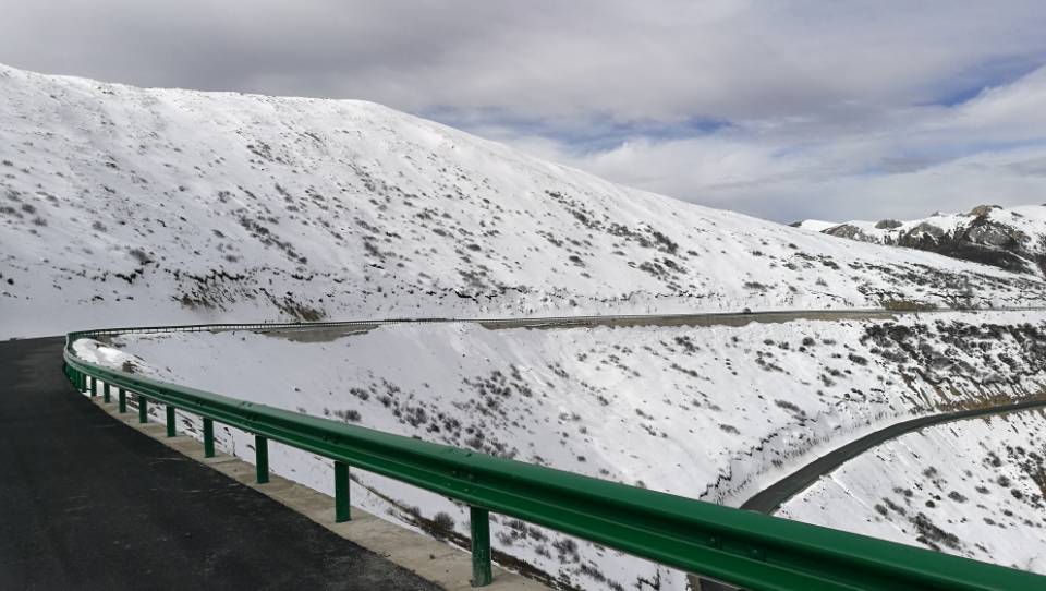 色锣路奶龙山波形护栏